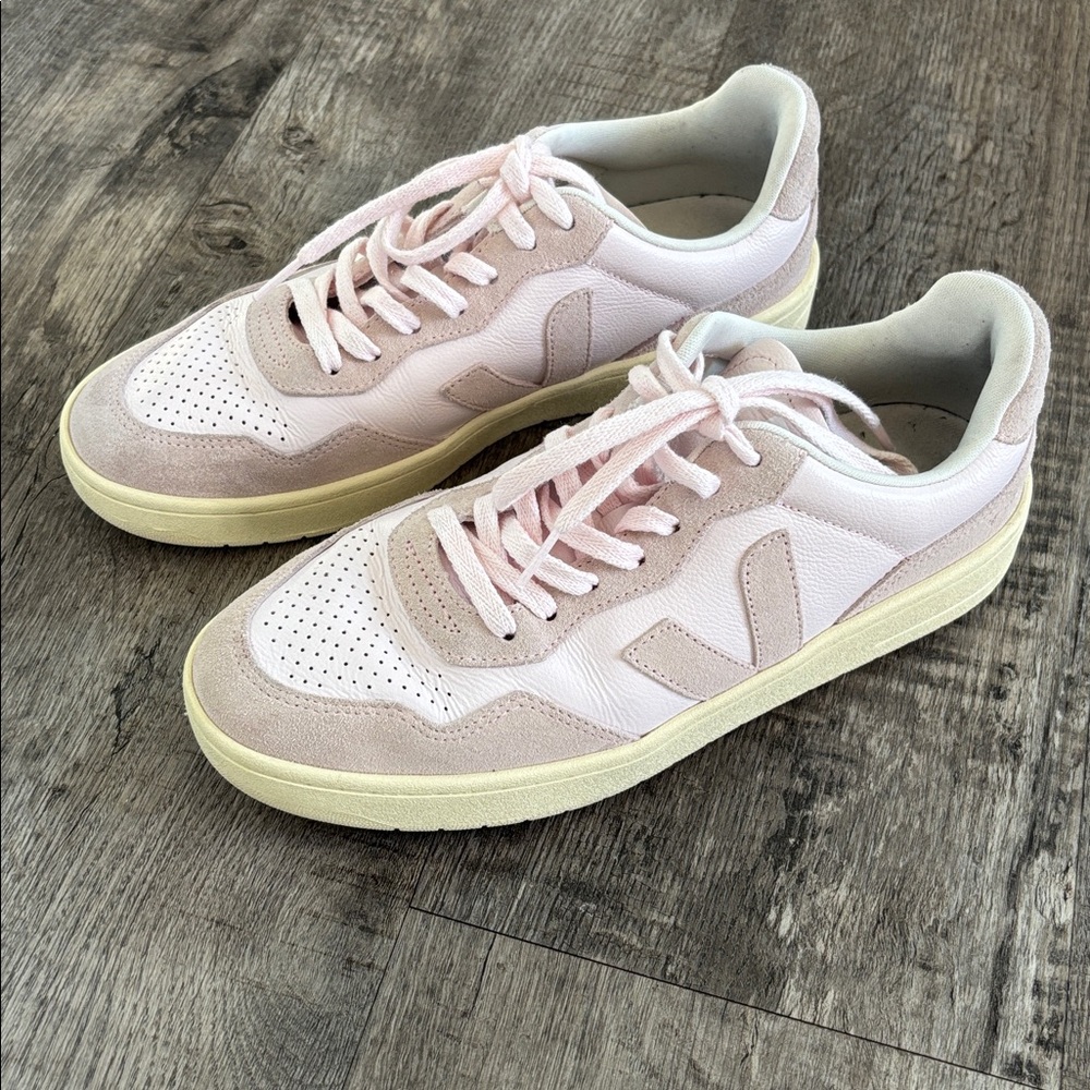 Veja V-90 Sneakers - Picture 2 of 8